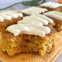 Cuadraditos de zanahoria, canela y nueces: súper húmedos y esponjosos para disfrutar este sábado en casa