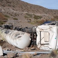 Vuelco en la Ruta 242: Un camionero resultó herido y se investiga un posible derrame de aceite