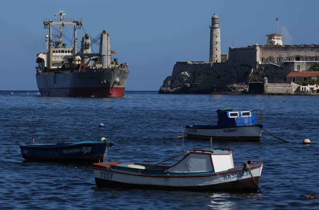 El buque de carga Asian Katra, arriba a la izquierda, llega a la bahía de La Habana, Cuba