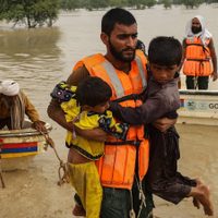 Conmoción en Pakistán: un tercio del país está bajo el agua y ya hay más de mil fallecidos