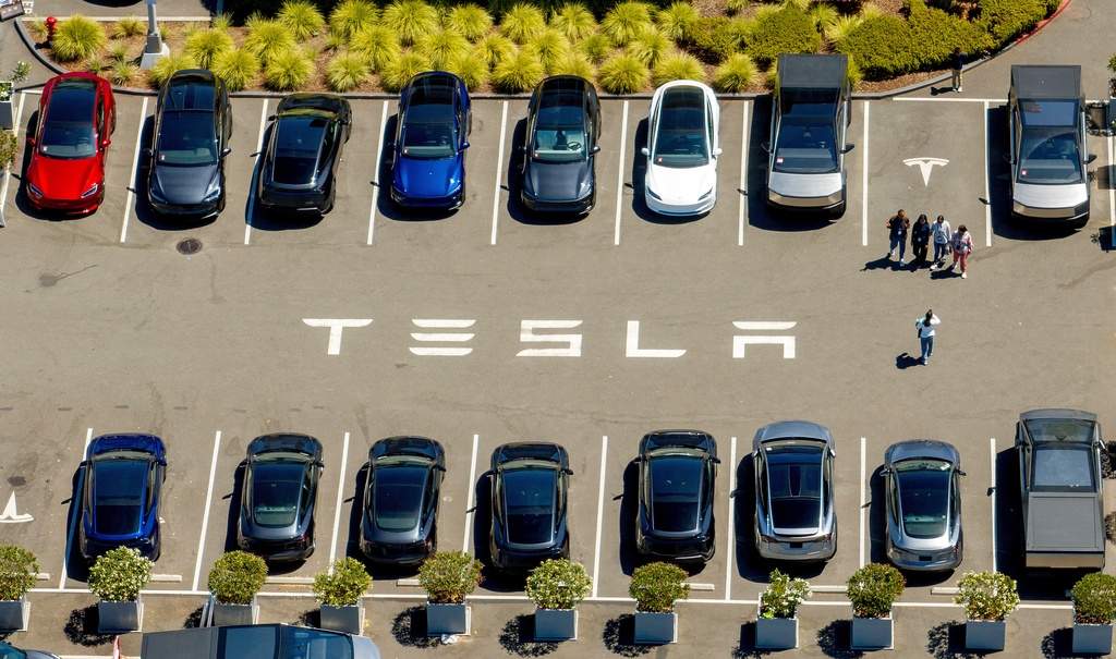 ARCHIVO - Vehículos Tesla permanecen en un estacionamiento en la fábrica de la compañía, el 5 de agosto de 2025, en Fremont, California