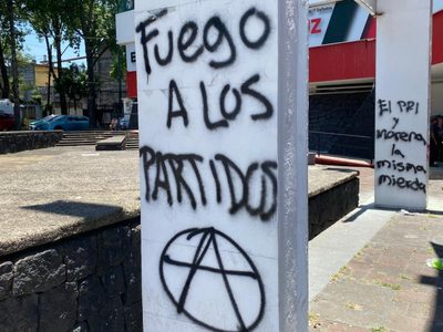 "Anti-homenaje póstumo" a Fidel Herrera deja pintas y destrozos en INE y Comité Estatal del PRI