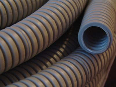 No tires los restos de caños de PVC y podés fabricar esta repisa circular como las de las revistas de decoración