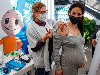Pfizer y Moderna: recomendadas para mujeres embarazadas, según Reino Unido