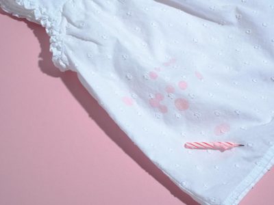 No todo está perdido: así podés eliminar muy fácil las manchas de cera de tu prenda favorita