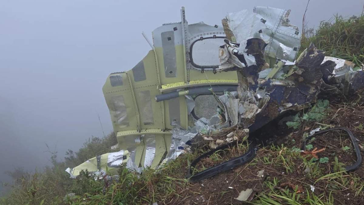 Hallan un cuerpo cerca de los restos de un avión que se estrelló con 11 personas a bordo en Indonesia