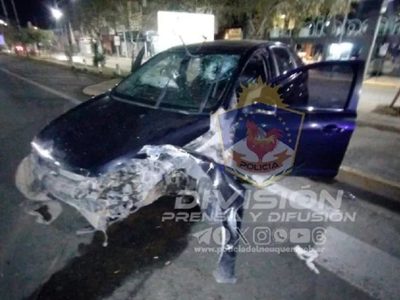 Chocó a otro vehículo en un semáforo en la ruta 22 e intentó darse a la fuga