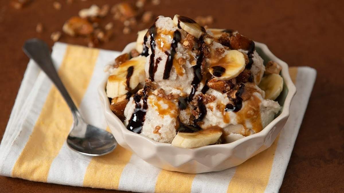 Helado de banana split. Fuente: (Instagram).