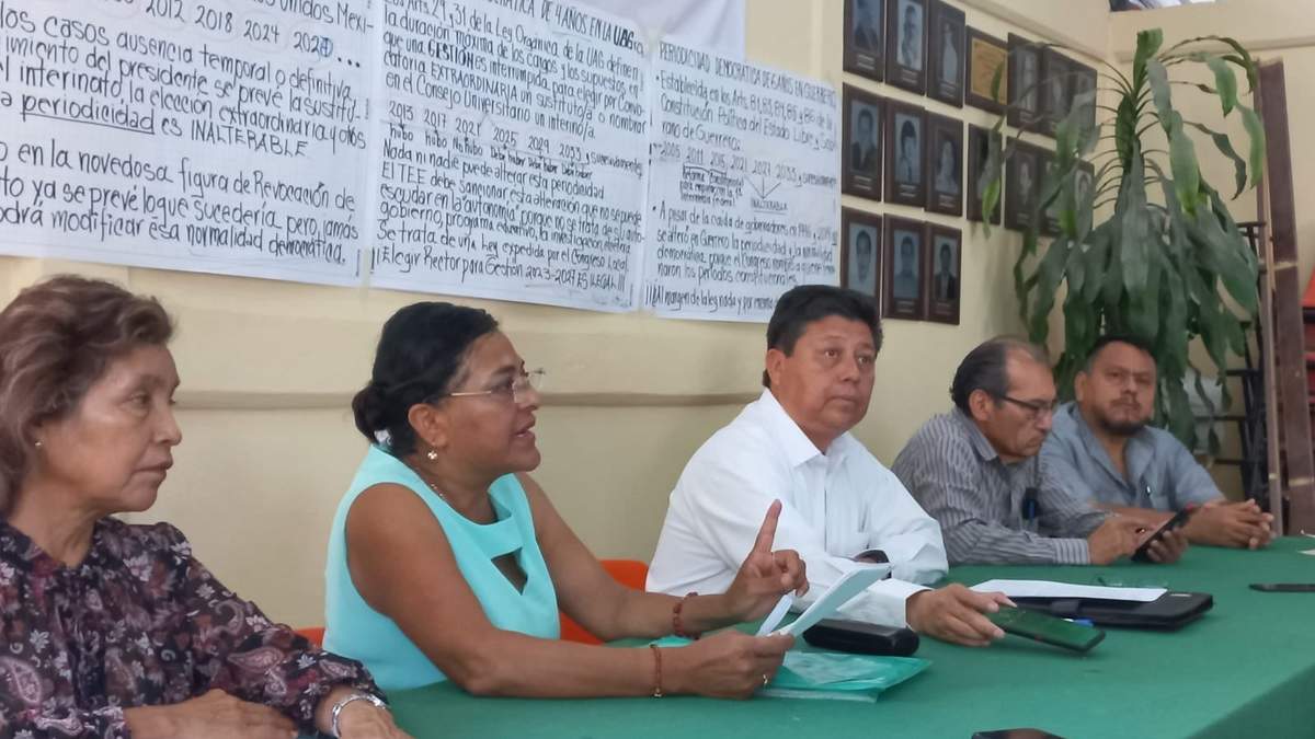 María de Jesús Cisneros, Silvia Alemán, Rubén Cayetano, Román Ibarra y Jorge Luis Urióstegui en conferencia de prensa para anunciar que el TEE analizará su impugnación
