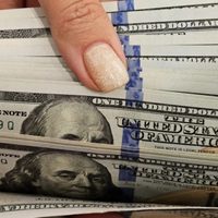 El dólar sigue en alza y cerró en $1.400