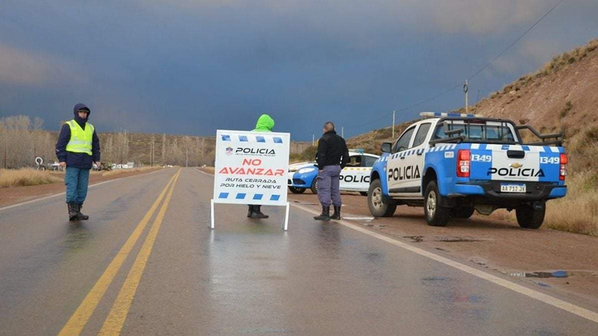 Operativo policial camino a Picún Leufú. Fuente: (Twitter)