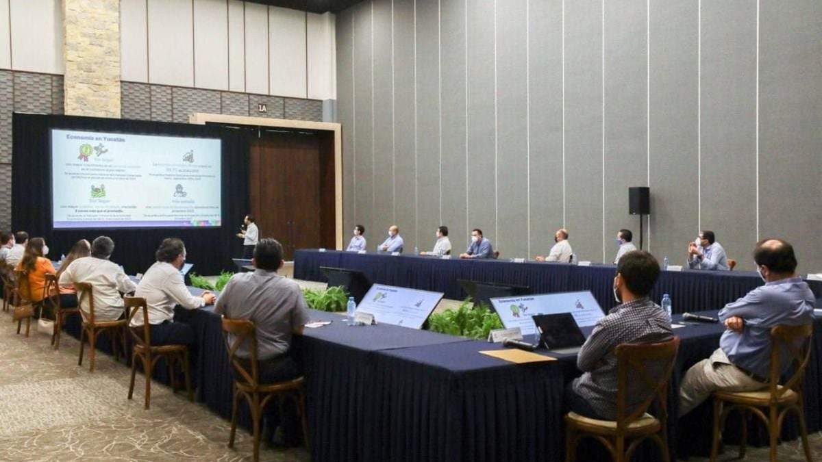 El gobernador de Yucatán, Mauricio Vila, con integrantes del Consejo Coordinador Empresarial (CCE)