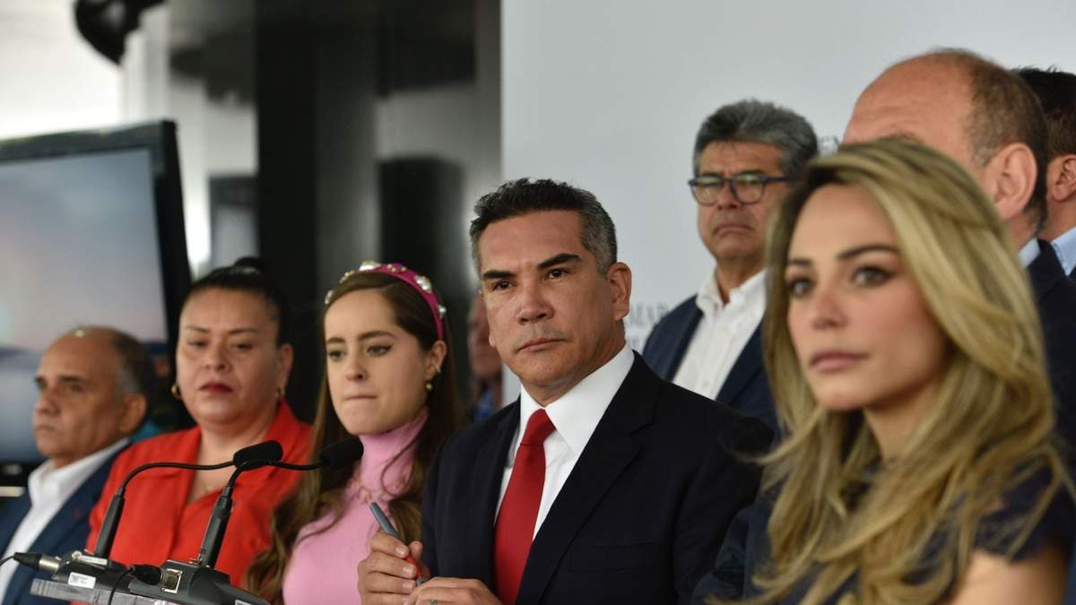 El presidente nacional del PRI, Alejandro Moreno, en conferencia