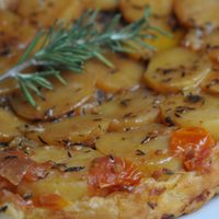 Tarta tatin de papas: una receta perfecta para resolver la cena con lo que tenés en la heladera