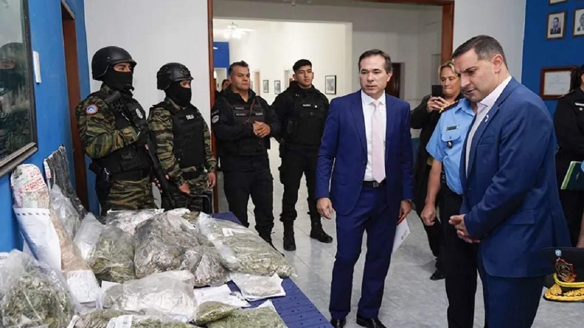 El ministro de Seguridad y el fiscal general frente a la droga que se incinerará en el cementerio de Neuquén. Fuente (Neuquén Informa)