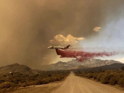 Vientos erráticos complican combatir dos enormes incendios en California