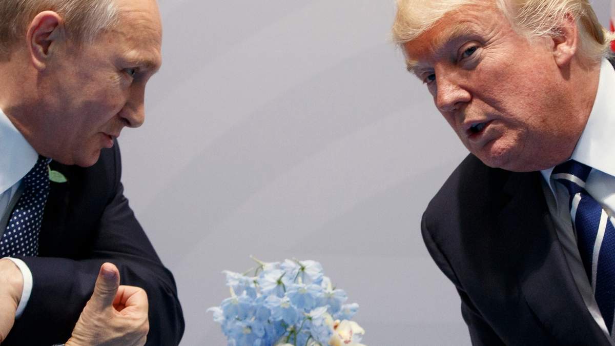 El presidente estadounidense Donald Trump, derecha, se reúne con el presidente ruso Vladimir Putin