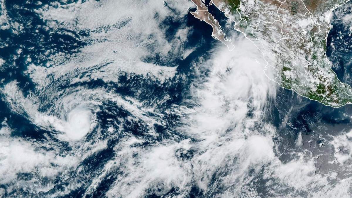 Esta imagen muestra a la tormenta tropical Lorena (arriba, derecha) ante la costa occidental de México, y el huracán Kiko (izquierda)