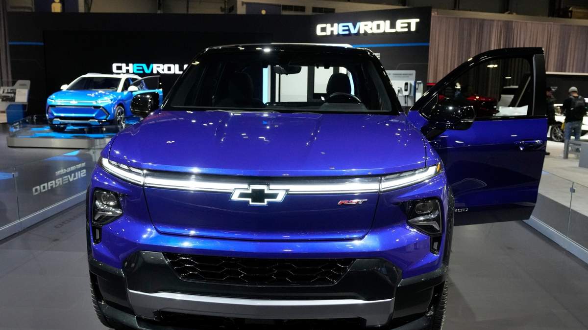 La camioneta Chevrolet Silverado EV 2024 se exhibe en el Salón del Automóvil de Chicago, el jueves 9 de febrero de 2023