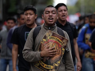 CDMX: marcharon 7 mil personas  por Ayotzinapa; ONG reporta cuatro lesionados