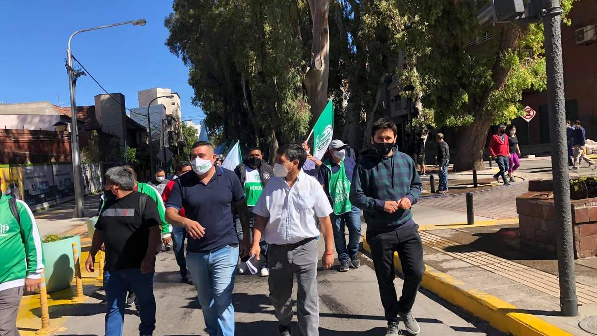 Delegados de la ATE de Cutral Co en una demostración. Fuente: (Twitter)