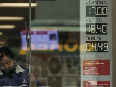 Peso pierde tras presentación de la reforma electoral