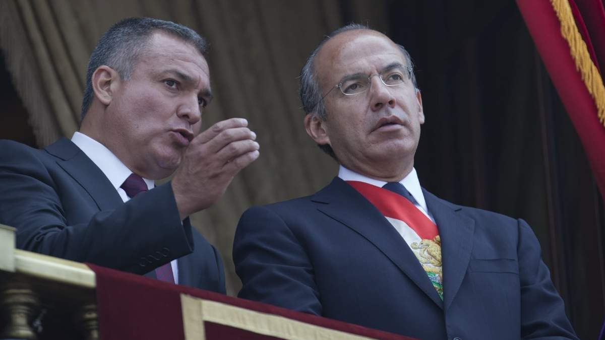 García Luna con Calderón durante un desfile militar