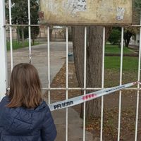 La Escuela 207 todavía no puede regresar a su edificio porque no se terminó de derribar el galpón incendiado lindante