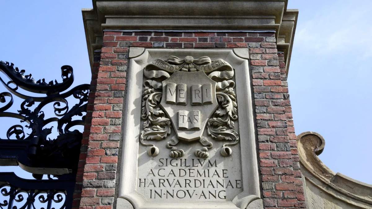 Escultura en relieve en una de las puertas de entrada de la Universidad de Harvard
