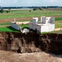 Socavón de Puebla "se traga" una barda de vivienda aledaña