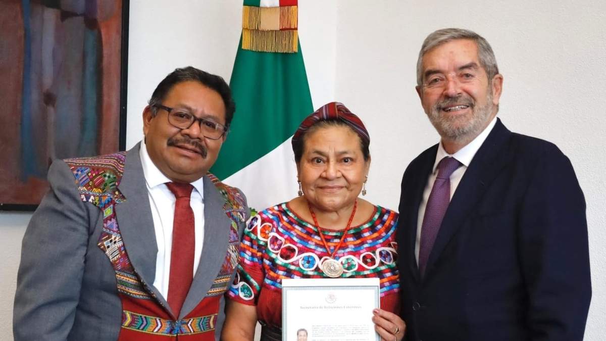 Rigoberta Menchí recibió la carta de naturalización del canciller Juan Ramón de la Fuente