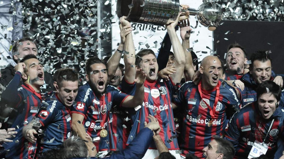 Walter Kannemann levanta la Copa. Fuente (Instagram)