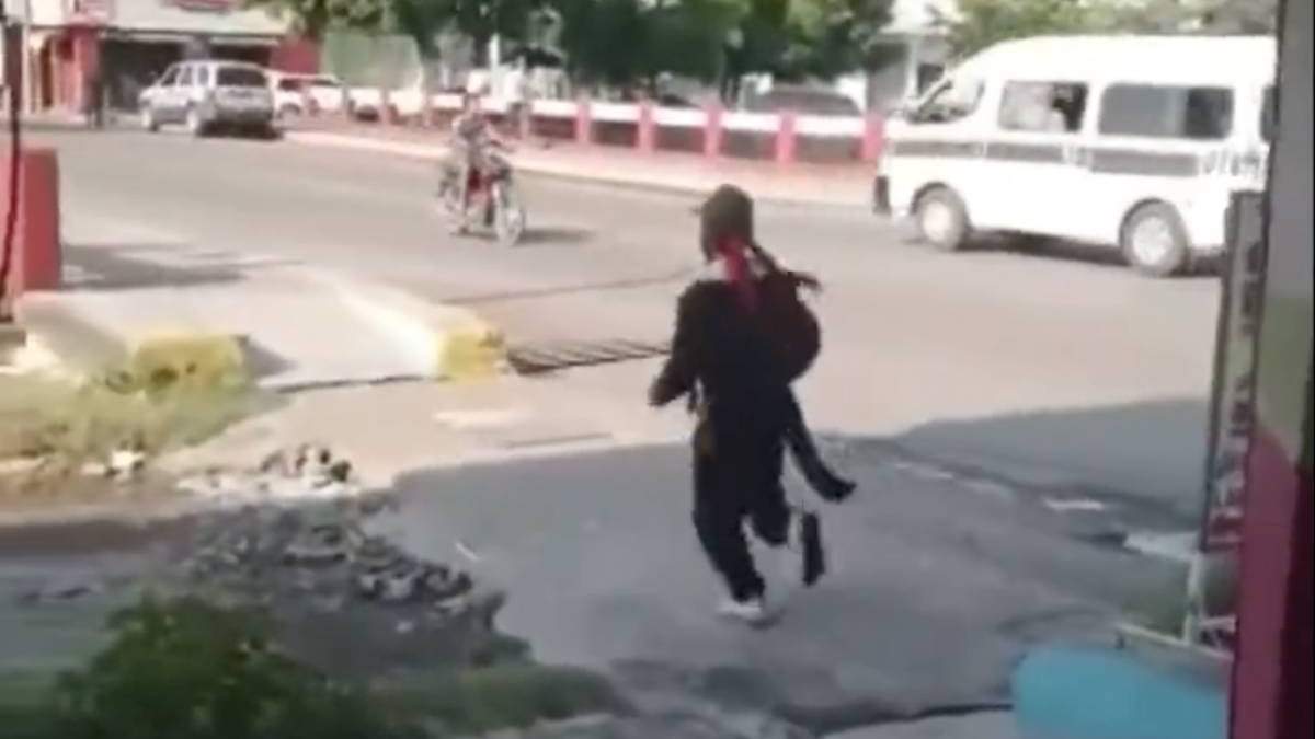 El sujeto huyó con el traje puesto