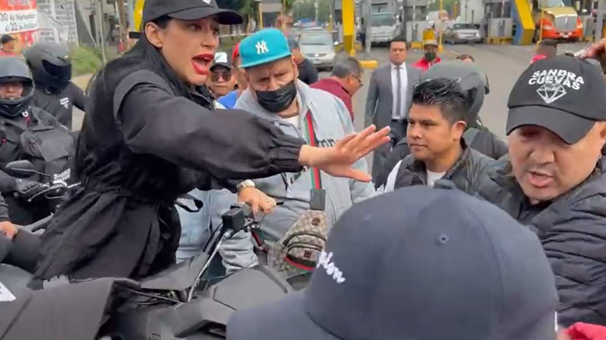 Sandra Cuevas afuera de la Central de Abasto, en Iztapalapa