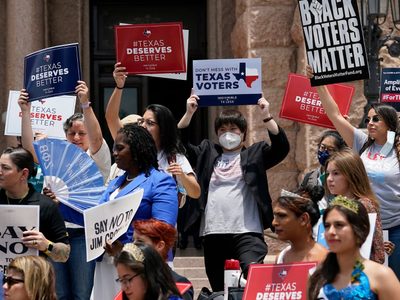 El gobernador de Texas promulgó una ley que restringe el derecho al voto