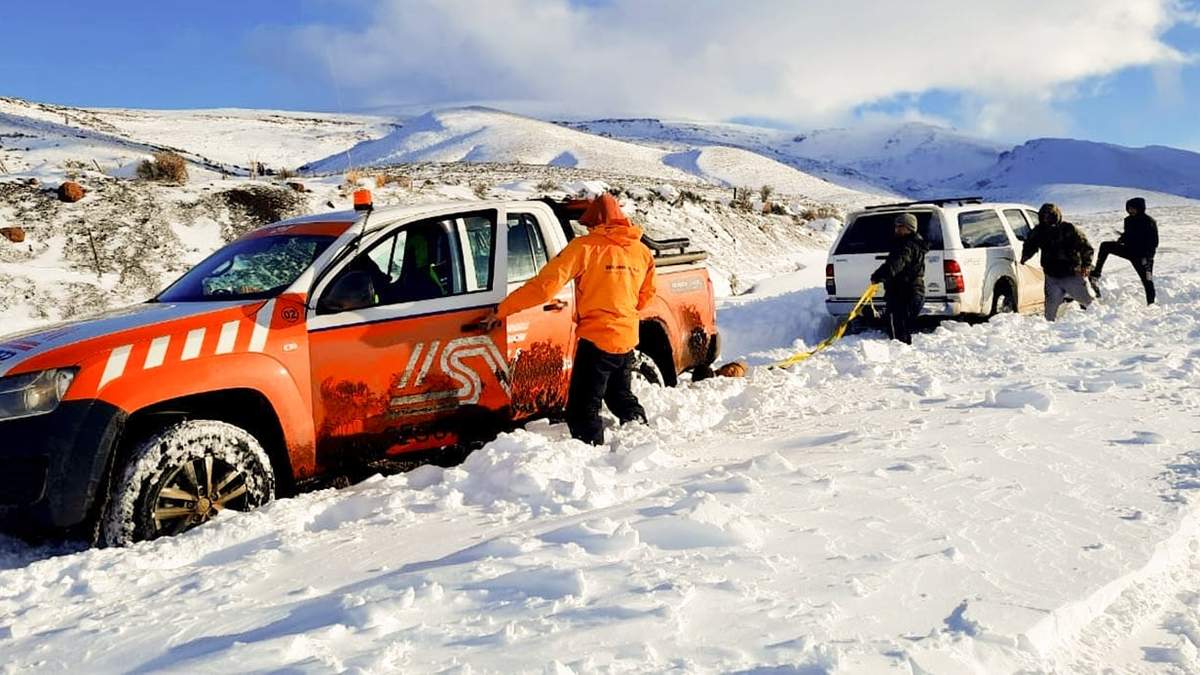 Agentes de Seguridad Vial durante el operativo nieve. Fuente:(Gobierno de Neuquén)