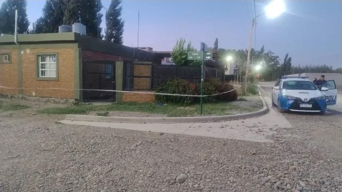 La vivienda del horror, en Plottier, donde la víctima estuvo 2 días secuestrada y abusada. Fuente (X)