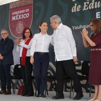 AMLO y Sheinbaum prometen garantía de beca escolar universal