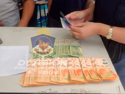 Más de 160 mil pesos fueron robados del interior de una camioneta en Neuquén capital