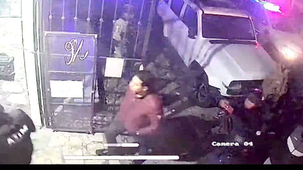 Imagen del momento en que las autoridades catearon la casa de la fotoperiodista Luz del Alba Velasco Gordillo en Comitán, Chiapas