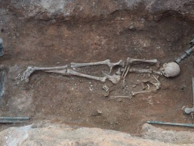 Hallan en Grecia los restos de una mujer de hace 2000 años: estaba acostada sobre una cama de bronce