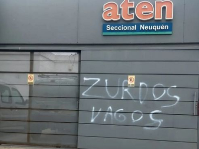 Aten Capital repudió las pintadas vandálicas en su local y apuntó contra el diputado Domínguez