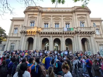 Trabajadores del Hospital Laura Bonaparte permanecen en el edificio para evitar su cierre
