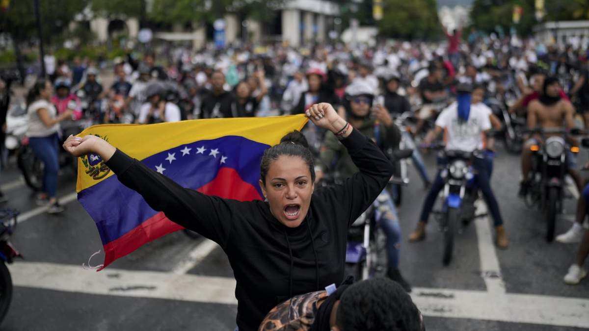 Manifestantes protestan contra los resultados oficiales de las elecciones que declaran la reelección del presidente Nicolás Maduro, el día después de la votación en Caracas, Venezuela