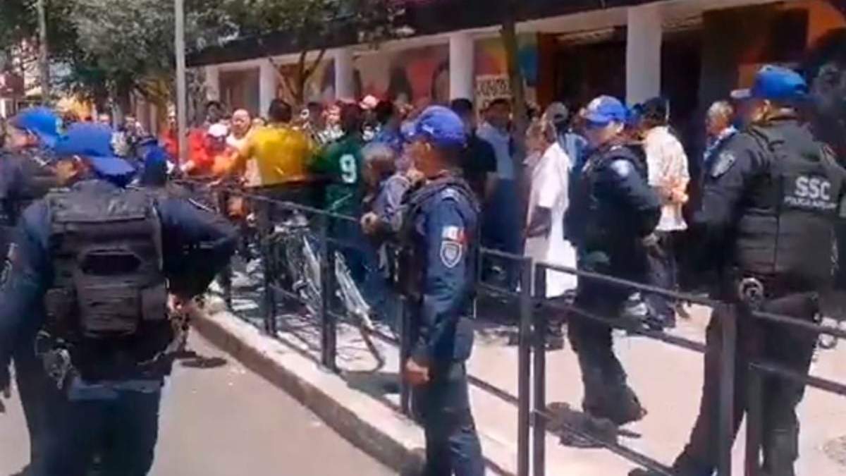 Policías en el Mercado Juárez