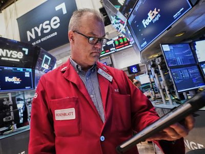 Precio del petróleo roza los 100 dólares mientras el mercado estadunidense frena su racha récord