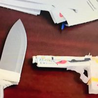 Con cuchillo en mano, alumno de secundaria intenta agredir a su maestra en NL