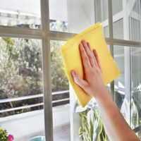 No más espejos marcados: el truco de las abuelas para dejar los vidrios de casa como nuevos con solo 3 ingredientes