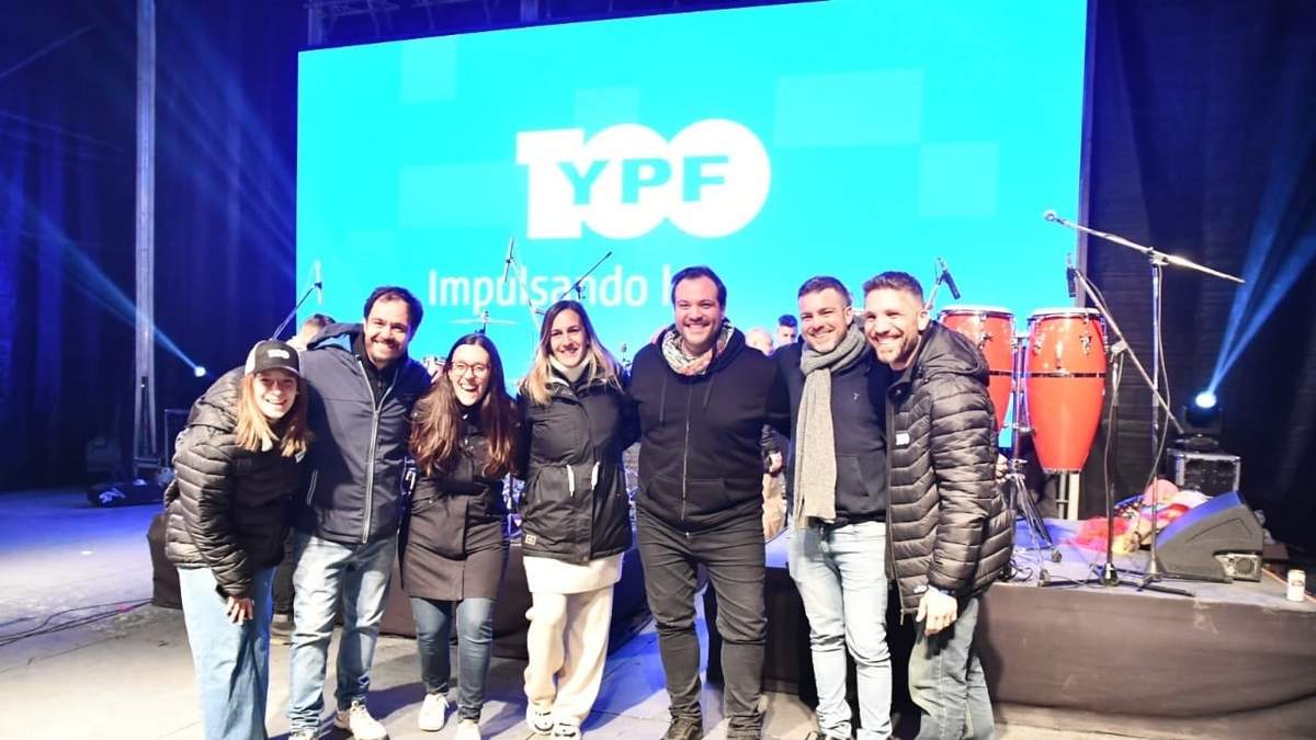 Artistas y autoridades en el evento de YPF. Fuente: (Twitter)