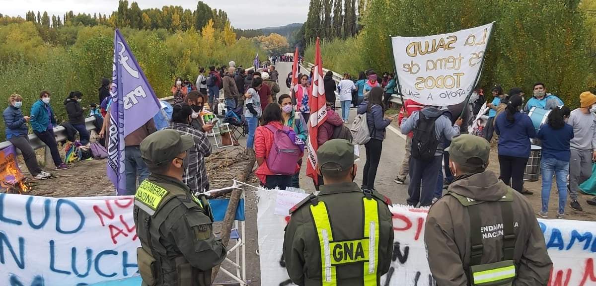Protesta del personal de salud en la ruta turística en la zona sur de la provincia de Neuquén. Fuente: (Twitter)